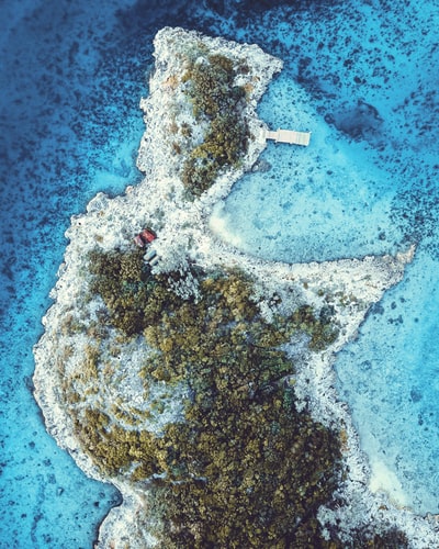 白色和棕色岛屿的鸟瞰图
